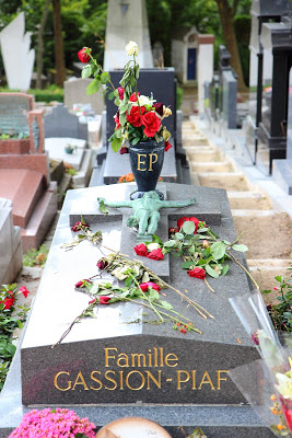 Tomba di Edith Piaf con le rose dei fan nel cimitero di Pére Lachaise a Parigi