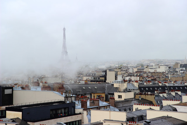 La Tour Eiffel in un giorno di pioggia dalle Galeries Lafayette