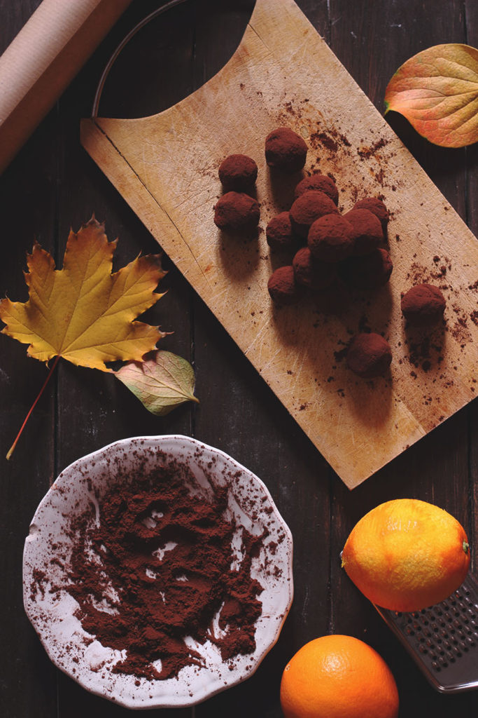 Tartufi in due ingredienti al cioccolato e arancia
