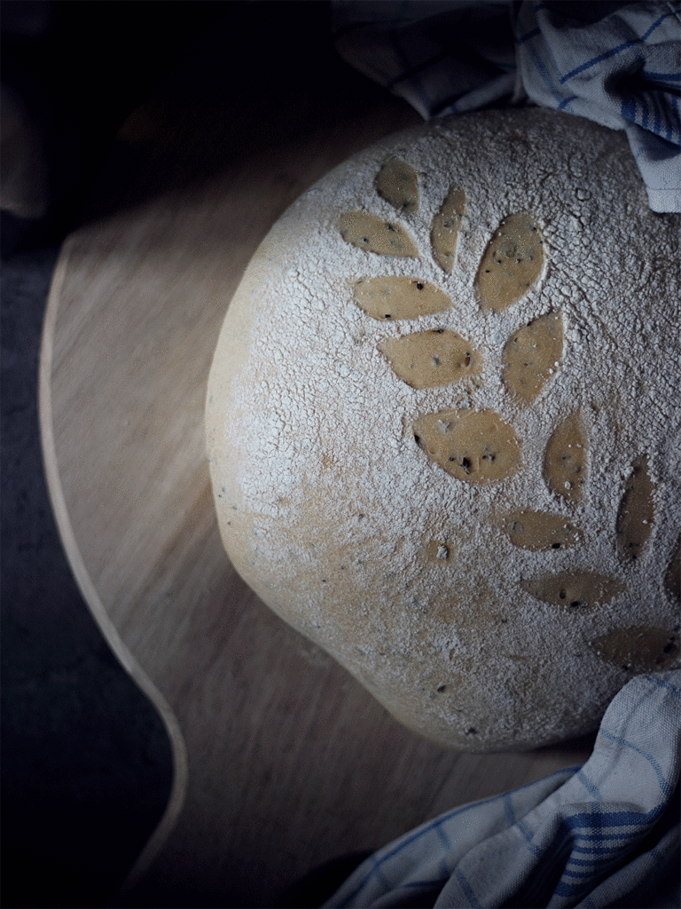 Pane decorato fatto in casa con semi di nigella e papavero